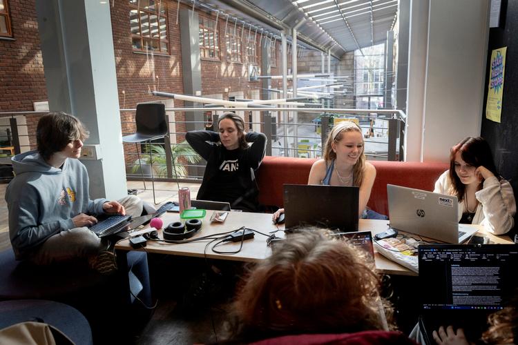 Det er blandt andet unge som dem på htx på Københavns Mediegymnasium, der er i målgruppen for Trivselskommissionens rapport, som skal komme med »løsninger på trivselsudfordringerne blandt børn og unge«. Foto: Mads Nissen