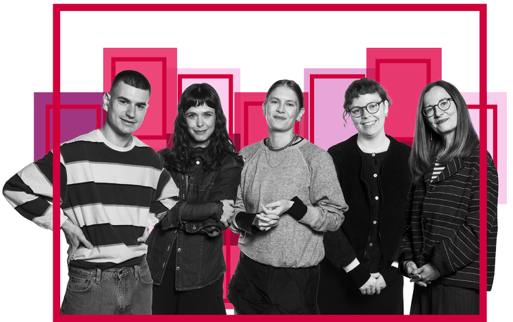 Vinderne af Politikens Litteraturpris for 2024 er Sebastian Nathan for 'Engle', Liv Duvå for 'Ned fra himlen', Emma Holten for 'Underskud' samt Sofie Louise Dam og Mette Vedsø for 'Team Vildmark'. Foto:  Freja Juul og Hege Børrud Huseby. Originalfoto: Thomas Borberg