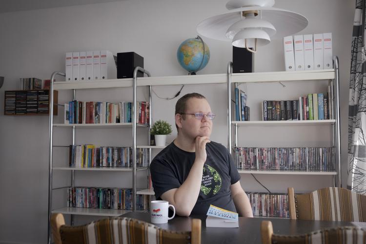Jeg kan mærke ensomheden tære på mig. Mine jævnaldrende er for længst begyndt at få børn, mens jeg stadig står på perronen, hvor det sidste tog er kørt, skriver Dennis Baggers Laursen. Foto: Miriam Dalsgaard
