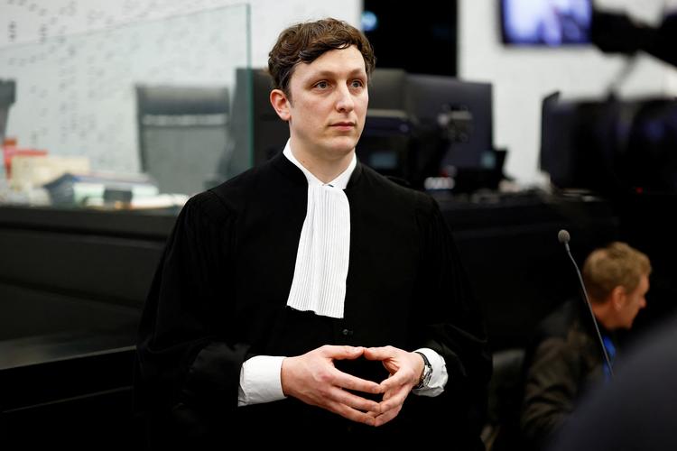 Den tiltaltes forsvarsadvokat, Maxime Tessier, oplyser, at hans klient erkender langt størstedelen af overgrebene. Foto: Stephane Mahe/Ritzau Scanpix