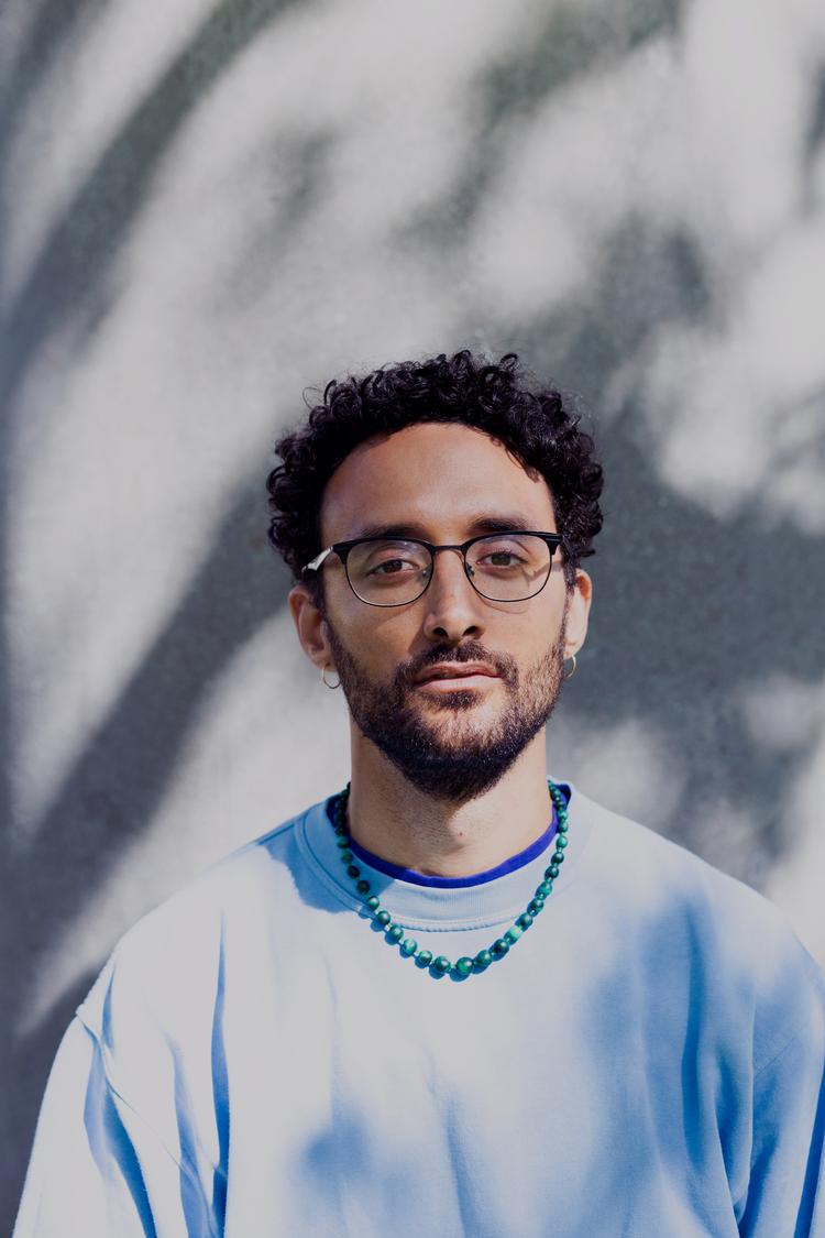 Mikas Lang (f. 1988) debuterede i 2019 med digtsamlingen 'Melanin'. 'Bamberg blues' er hans første roman.  Foto: Lea Meilandt