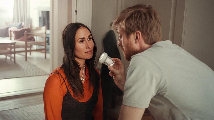 Sædprøver, piller og hormonbehandling begynder at skyde sig ind mellem de ellers så heftigt forelskede Mia og Emil spillet af Rosalinde Mynster og Joachim Fjelstrup. Foto: Mia Mai Graabæk/Netflix