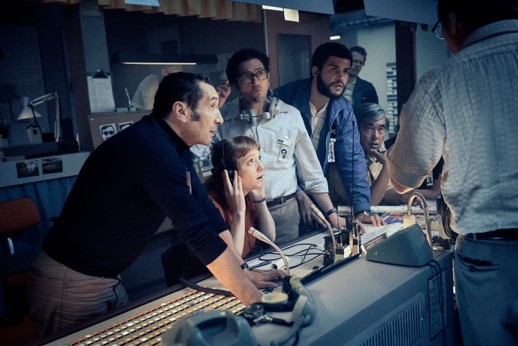 Sportsjournalisterne fra den amerikanske tv-kanal ABC er samlet i kontrolrummet, hvorfra de skal dække ol i 1972. Men en gidseltagning i den olympiske landsby ændrer deres transmission radikalt. Samtidig bliver der skrevet tv-historie.  Foto: Jürgen Olczyk/Paramount Pictures