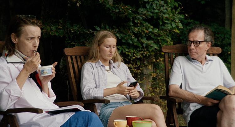 Mens døden belaver sig på at rykke ind i sommerhuset, fortaber Fanny sig på de sociale medier. Fanny er en krævende, men vellykket rolle for 17-årige Kaya Toft Loholt.  Foto: Adomeit Film