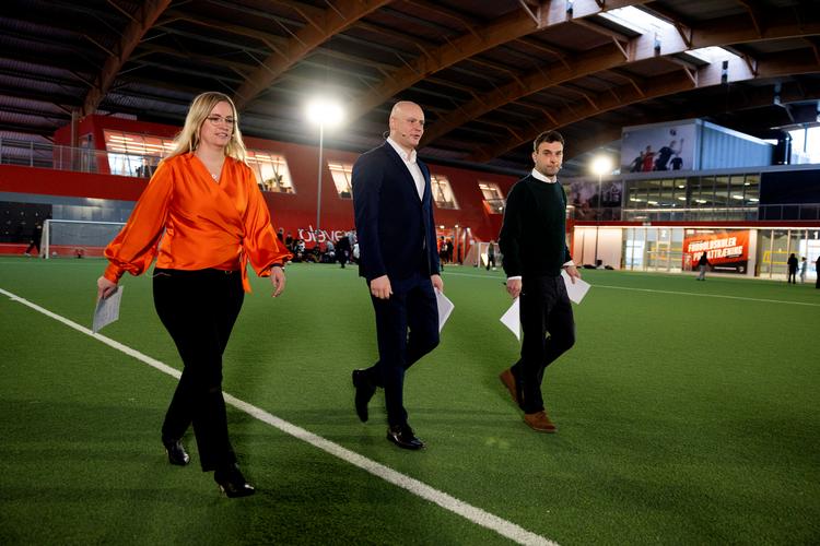 Trivselskommissionens formand Rasmus Meyer (til højre) præsenterede 35 anbefalinger. Fra regeringen deltog økonomiminister Stephanie Lose (V) og kulturminister Jakob Engel-Schmidt (M). Foto: Finn Frandsen