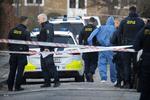 Politi og ambulancepersonale arbejder på gerningsstedet i Emdrup i Københavns Nordvestkvarter efter et knivstikkeri, der kostede en 33-årig mand livet i marts 2024. Foto: Jens Dresling