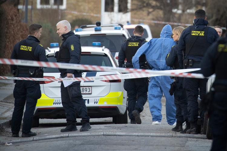 Politi og ambulancepersonale arbejder på gerningsstedet i Emdrup i Københavns Nordvestkvarter efter et knivstikkeri, der kostede en 33-årig mand livet i marts 2024. Foto: Jens Dresling