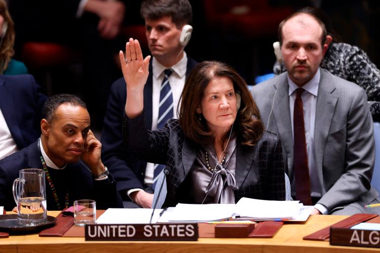 USA's FN-viceambassadør Dorothy Shea stemte natten til tirsdag for den amerikanske resolution om Ukraine sammen med blandt andet Rusland og Kina, mens Danmark og de andre europæiske medlemmer af FN's Sikkerhedsråd undlod at stemme.  Foto: Charly Triballeau/Ritzau Scanpix