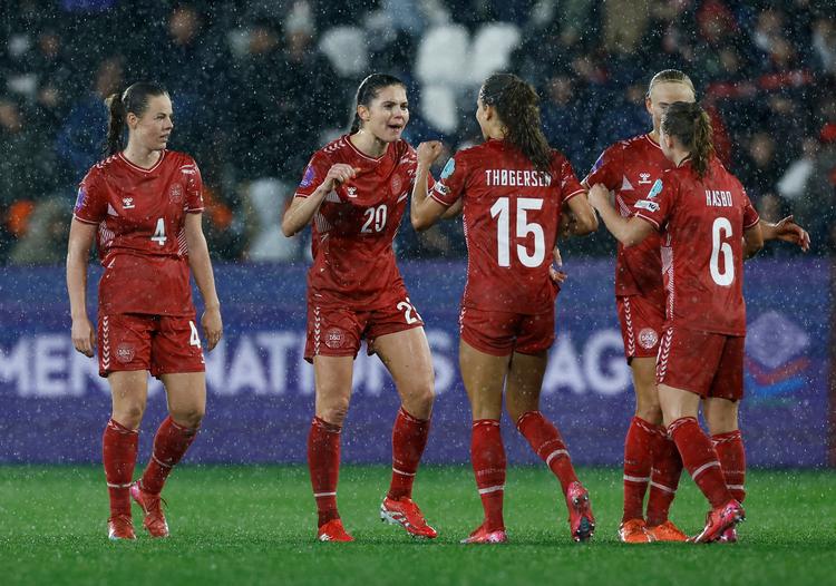 Emma Færge, Signe Bruun, Frederikke Thøgersen, Pernille Harder (næsten skjult) og Josefine Hasbo giver håndslag på den gode præstation i det voldsomme regnvejr. Foto: Ciro De Luca/Ritzau Scanpix