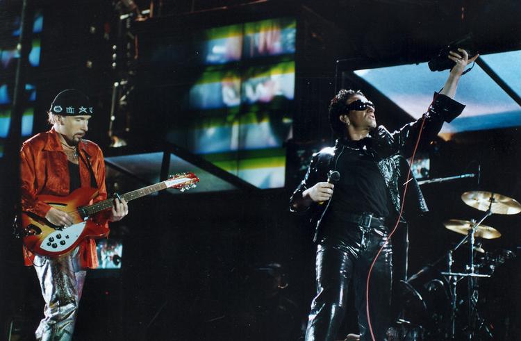 I juli 1993 gav U2 koncert på Gentofte Stadion. Det var under den koncert, at Bono fra scenen ringede hjem til Venstres formand, Uffe Ellemann-Jensen. Han var dog ikke hjemme.  Foto: Lars Krabbe/Jyllands Posten