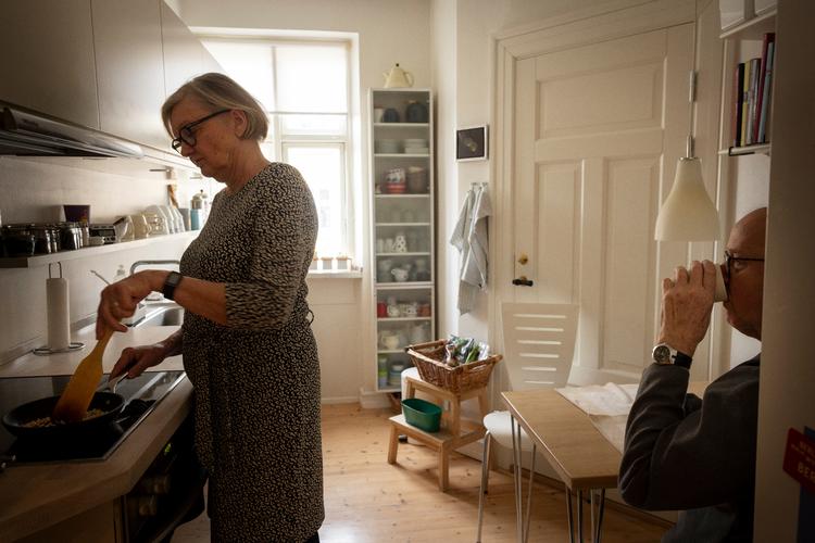 Tekniske målinger i Bente Kivsmoses køkken har vist, at hendes emhætte opfylder kravet til sugeevne, men den reducerer ikke forureningen fra mados.   Foto: Mads Nissen