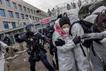 »Det er uforståeligt, at ordensmagten ikke er i stand til at fremvise og indsætte et mere dialogorienteret og ikke-voldeligt modsvar«, skriver Sune Scheller om politiets fremfærd under en demonstration ved Mærsks hovedsæde på Esplanaden i mandags. Foto: Jacob Ehrbahn