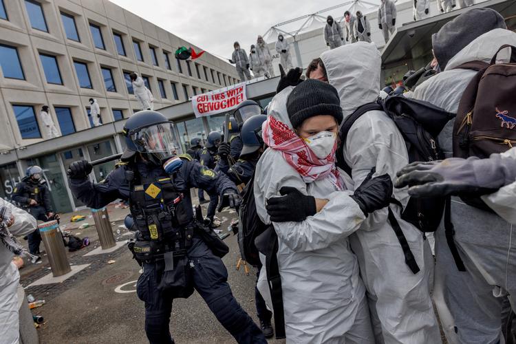 »Det er uforståeligt, at ordensmagten ikke er i stand til at fremvise og indsætte et mere dialogorienteret og ikke-voldeligt modsvar«, skriver Sune Scheller om politiets fremfærd under en demonstration ved Mærsks hovedsæde på Esplanaden i mandags. Foto: Jacob Ehrbahn