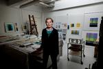 Når Louise Sass laver stoftryk, foregår blandingen af farver på tekstilet i trykprocessen.   Nu fylder hun 60. Foto: Jacob Ehrbahn