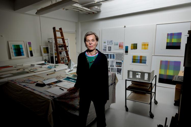 Når Louise Sass laver stoftryk, foregår blandingen af farver på tekstilet i trykprocessen.   Nu fylder hun 60. Foto: Jacob Ehrbahn