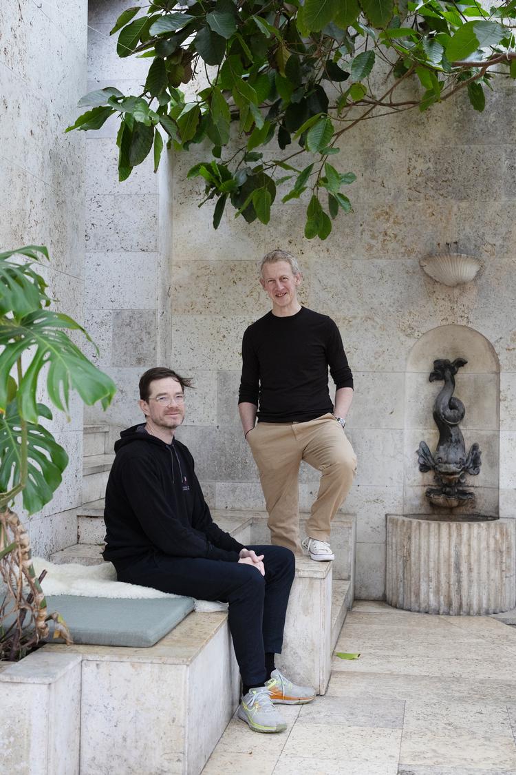 Forlæggerne Karsten Wind Meyhoff og Andreas Harbsmeier vil med forlaget A Mock Books bøger inspirere til omtanke og handling i forhold til den planetariske krise.  Foto: Thomas Borberg