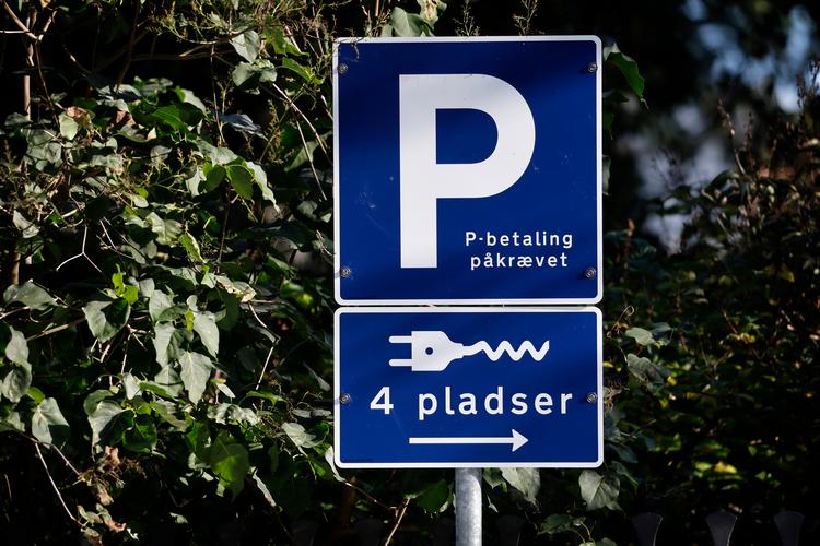 Størstedelen af de øremærkede parkeringspladser i København er reserveret til elbiler. Men også delebiler, erhvervskøretøjer og handikapparkeringer fylder mere.  Foto: Jens Dresling