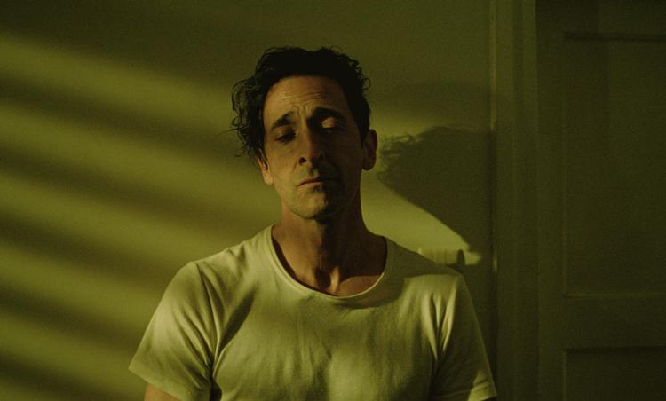 Adrien Brody er dedikeret i rollen holocaust-overlever i filmen 'The Brutalist', der ligger lunt i svinget til at vinde en Oscar-statuette i kategorien 'Bedste film' på søndag. Men noget mesterværk er filmen ikke, mener anmelder Joakim Grundahl. Foto: UIP