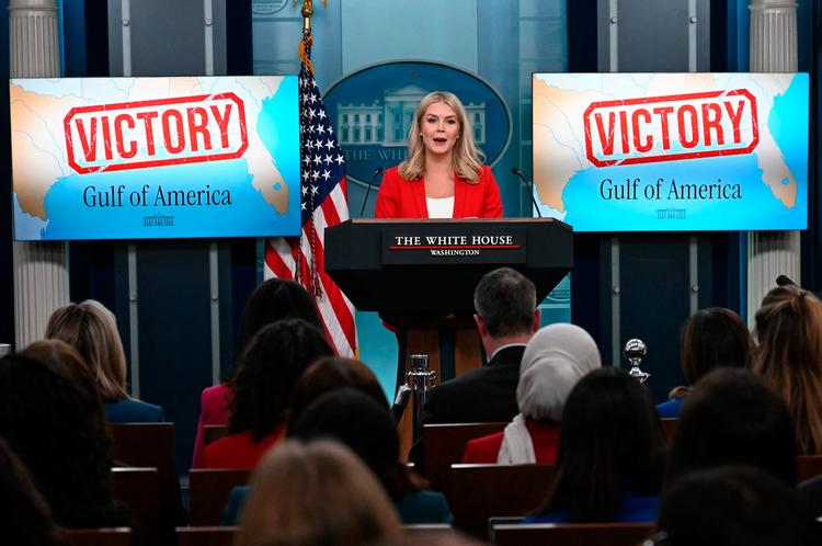 Karoline Leavitt er med sine 27 år den yngste pressesekretær i Det Hvide Hus’ historie. Alligevel har hun sat sig tungt på magten og varslet nye tider i forholdet mellem medierne og præsidentembedet. Foto: Jim Watson/Ritzau Scanpix