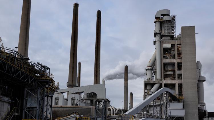 Cementfabrikken Aalborg Portland er landets største udleder af drivhusgasser, og selvom Klimarådet ser usikkert på CCS, kan det neutralisere virksomhedens udledninger. Foto: Thomas Borberg