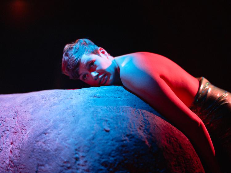 Dramatiker og skuespiller Nanna Cecilie Bang både skrev og spillede hovedrollen i 'Noter om Blanche'. Hun leverede »ganske enkelt en pragtpræstation«, skrev Alexander Vesterlund i sin anmeldelse i Politiken. Nu må forestillingen aldrig må blive sat op igen. Foto: Rumle Skafte