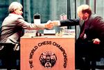 Boris Spassky (venstre) giver hånd til den amerikanske mester Bobby Fischer ved et spil på Hotel Maestral  Sveti Stefan i Montenegro i 1992. Foto: -/Ritzau Scanpix