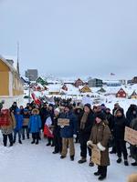 Demonstrationen begynder nede ved den gamle kolonihavn, inden den bevæger sig ind mod Nuuks centrum.  Foto: Emilie Stein