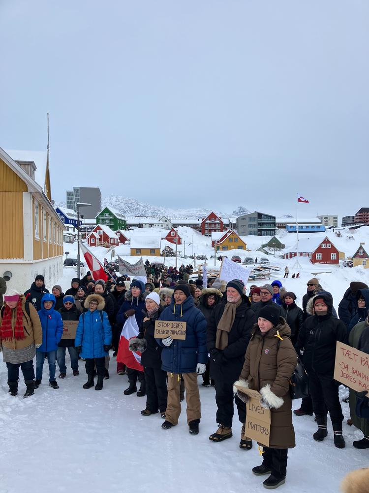 Demonstrationen begynder nede ved den gamle kolonihavn, inden den bevæger sig ind mod Nuuks centrum.  Foto: Emilie Stein
