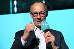 Er det mediernes skyld, at de traditionelle magtpartier som eksempelvis Friedrich Merz' CDU i Tyskland og Mette Frederiksens Socialdemokratiet i Danmark risikerer at lide under øget politisk polarrisering? Eller er det i virkelighende politikernes egen skyld?  Foto: Angelika Warmuth/Ritzau Scanpix