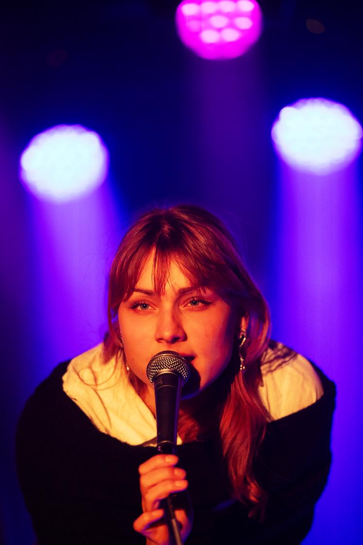 Ultrakarismatiske Anna Prinds og det velspillende band løftede Tigeroaks afdæmpede produktioner fra soveværelset ud over scenen, så snart hele Templet var hypnotiseret. Foto: Thomas Borberg
