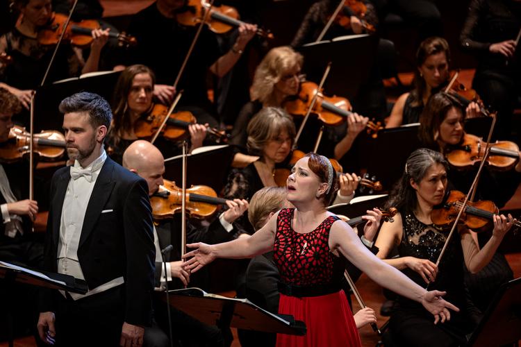 Sangerne Dénise Beck og Jóhann Kristinsson fanget i det øjeblik, hvor hun i rollen som ung pige giver sig hen til ham i slutningen af middelaldermonsterværket ’Carmina burana’. Foto: Martin Lehmann