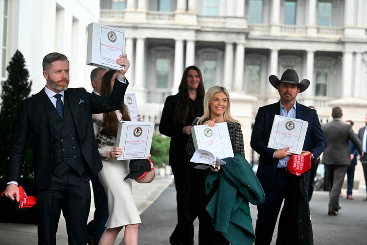 USA’s justitsminister, Pam Bondi, har offentliggjort en række dokumenter, som har forbindelse den afdøde finansmand Jeffrey Epstein. Her ses en række person,er som har fået papirerne udleveret. Foto: Jim Watson/Ritzau Scanpix