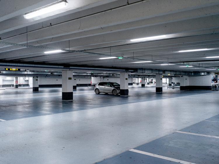 Mange moderne parkeringsanlæg har automatiske kameraer, der skanner bilernes nummerplader. Derfor er der ingen parkeringsvagter. Bøder sendes med posten, men det kan snart være fortid. Foto: Mads Nissen