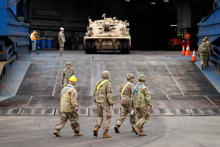 Amerikansk isenkram bliver sejlet ind via Aarhus. Det var i 2023, da USA flyttede rundt på tropper i Europa. Ny forsvarsaftale åbner for, at amerikanerne kan udstationere både tungt krigsmateriel og tropper fast i Danmark.  Foto: Jens Dresling