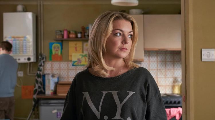 Sheridan Smith spiller den fraskilte Sam Cook, der er er ude at skide, økonomisk såvel som menneskeligt. Foto: BritBox