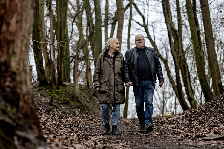 Med en seniorordning har Bo Olsen kombineret lysten til at arbejde med ønsket om mere fritid, så der er tid til at gå tur på Vestvolden med kæresten, Alice Brask Madsen.   Foto: Martin Lehmann