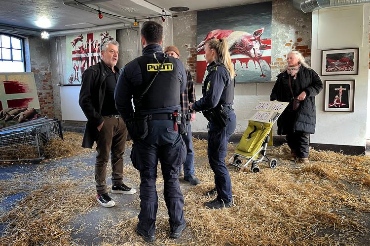 Lørdag tog Københavns Politi imod en anmeldse af tyveri af tre levende smågrise fra hovedværket i Marco Evaristtis nye udstilling ’And Now You Care’.  Foto: Finn Frandsen