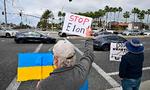 En gruppe demonstranter protesterede lørdag mod Elon Musk og den magt han har fået i den amerikanske regering. Foto: Frederic J. Brown/Ritzau Scanpix