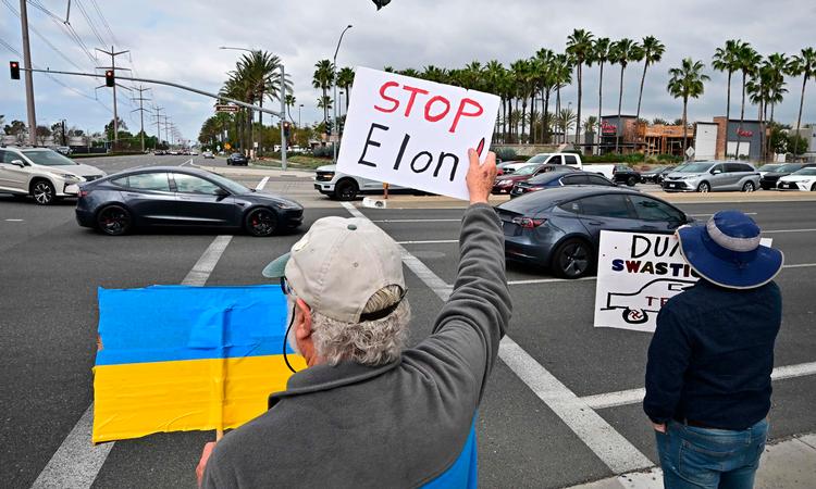 En gruppe demonstranter protesterede lørdag mod Elon Musk og den magt han har fået i den amerikanske regering. Foto: Frederic J. Brown/Ritzau Scanpix