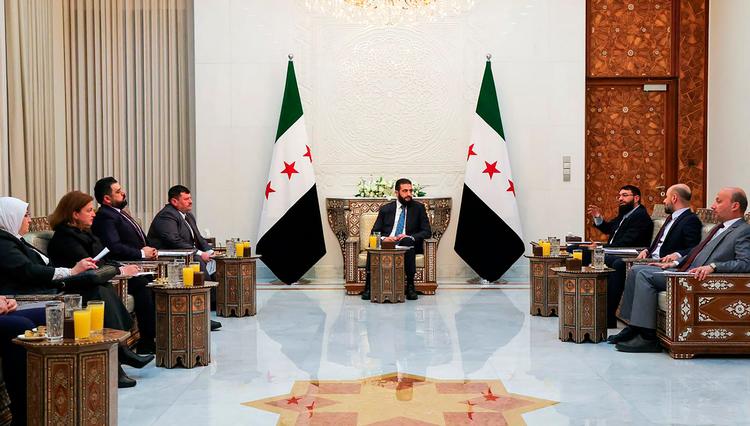 Syriens præsident, Ahmed al-Sharaa, mødtes søndag med medlemmer af det råd af eksperter, der nu har fået til opgave at lave et udkast til en ny forfatning. Foto: -/Ritzau Scanpix