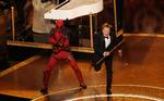 Komiker og tv-vært Conan O' Brien debuterede som Oscar-vært og åbnede showet med en monolog og et dansenummer. Foto: Carlos Barria/Ritzau Scanpix