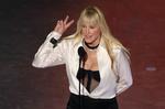 Skuespiller Daryl Hannah leverede en af nattens politiske indslag, da hun lavede V-tegnet og sagde 'Slava Ukraini', da hun skulle præsentere de nominerede i kategorien Bedste klipning. Foto: Carlos Barria/Ritzau Scanpix