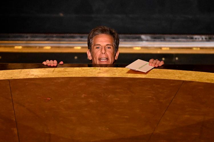 Ben Stiller benyttede dårlig scenografi, da han uddelte prisen for Bedste scenografi til 'Wicked'. Foto: Patrick T. Fallon/Ritzau Scanpix