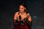 Zoe Saldaña, der vandt i kategorien Bedste kvindelige birolle for sin præstation i 'Emilia Pérez', blev den første skuespiller af dominikansk afstamning til at vinde en Oscar og leverede en tårevædet takketale. Foto: Patrick T. Fallon/Ritzau Scanpix