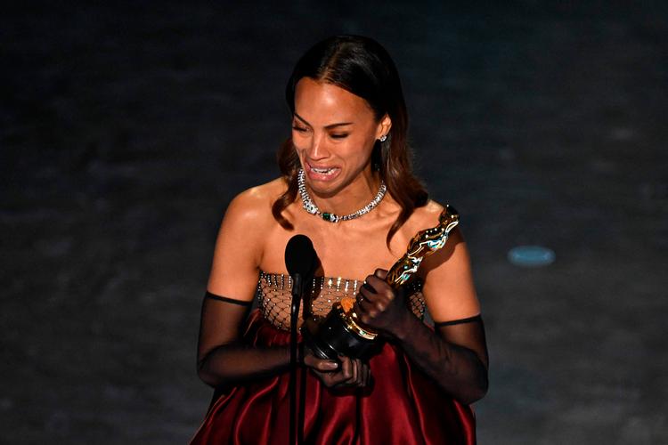 Zoe Saldaña, der vandt i kategorien Bedste kvindelige birolle for sin præstation i 'Emilia Pérez', blev den første skuespiller af dominikansk afstamning til at vinde en Oscar og leverede en tårevædet takketale. Foto: Patrick T. Fallon/Ritzau Scanpix