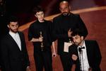 Basel Adra, Rachel Szor, Hamdan Ballal og Yuval Abraham vandt en Oscar i kategorien Bedste dokumentarfilm med filmen ’No Other Land’ om konflikten mellem Israel og Palæstina og kritiserede i takketalen USA's udenrigspolitik. Foto: Carlos Barria/Ritzau Scanpix