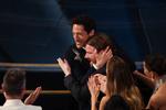 Adrien Brody krammer Brady Corbet, instruktør af 'The Brutalist', på vej op på scenen for at modtage en Oscar for Bedste mandlige hovedrolle. Det var Brodys anden Oscar. Foto: Carlos Barria/Ritzau Scanpix