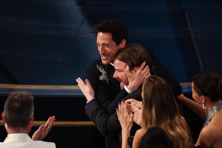 Adrien Brody krammer Brady Corbet, instruktør af 'The Brutalist', på vej op på scenen for at modtage en Oscar for Bedste mandlige hovedrolle. Det var Brodys anden Oscar. Foto: Carlos Barria/Ritzau Scanpix