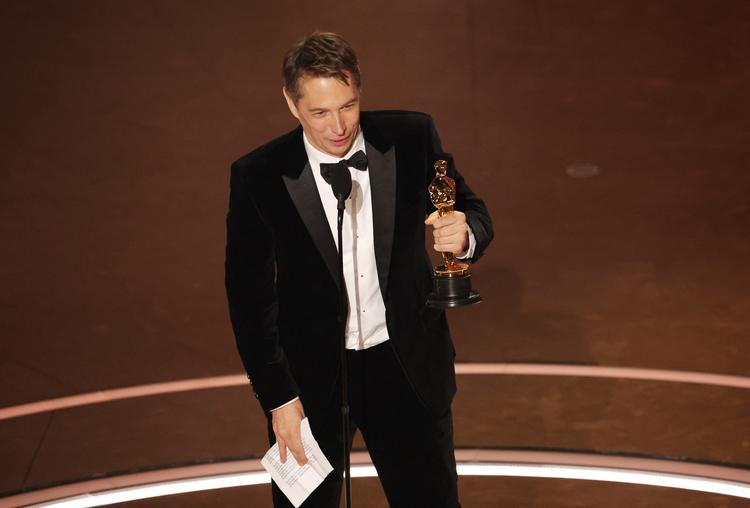 Sean Baker måtte på scenen fire gange for at modtage en Oscar for 'Anora'. Han vandt både for Bedste instruktør, Bedste originale manuskript, Bedste klipning og hovedprisen Bedste film.. Foto: Carlos Barria/Ritzau Scanpix