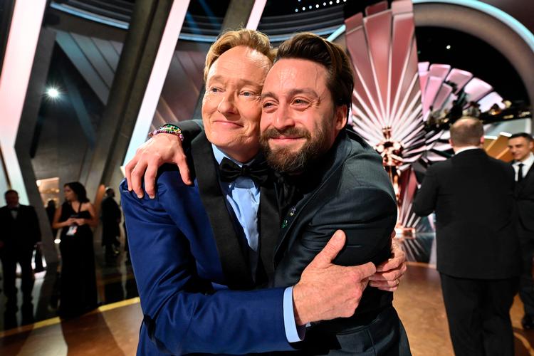 Skuespilleren Kieran Culkin (t.h.) får et kram af  vært Conan O'Brien, efter Culkin vandt i kategorien 'Bedste mandlige birolle'. Foto: Richard Harbaugh/Ritzau Scanpix